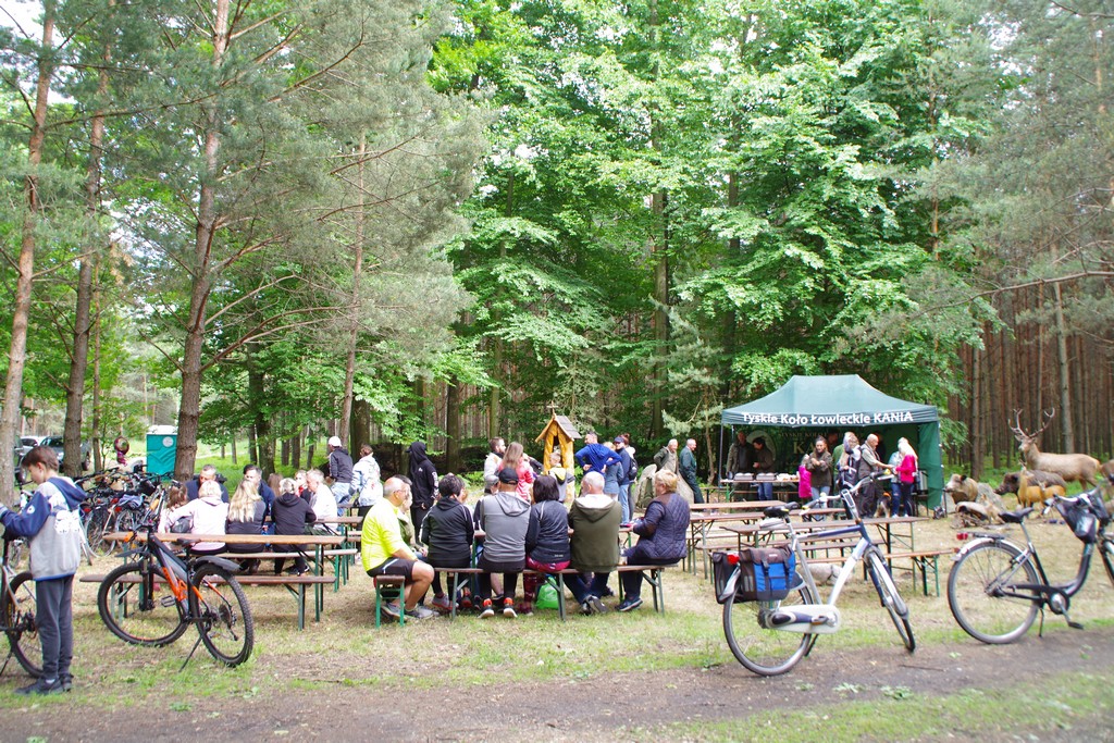fotografia przedstawia uczestników pikniku rowerowego